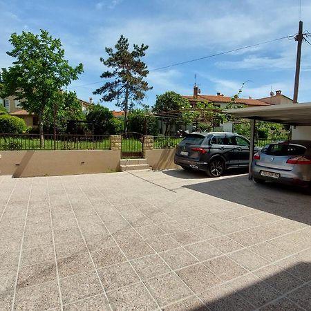 Apartment Nina Ровин Екстериор снимка