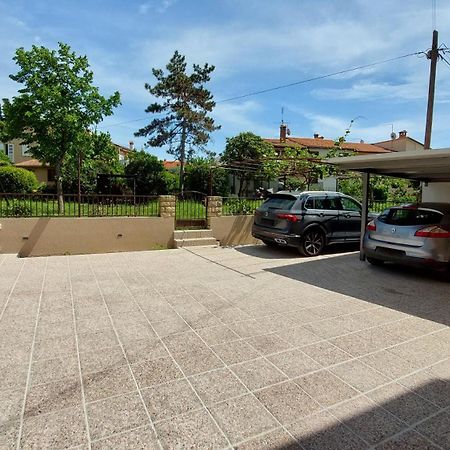 Apartment Nina Ровин Екстериор снимка