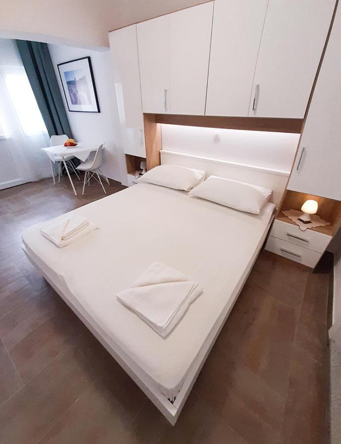 Apartment Nina Ровин Екстериор снимка