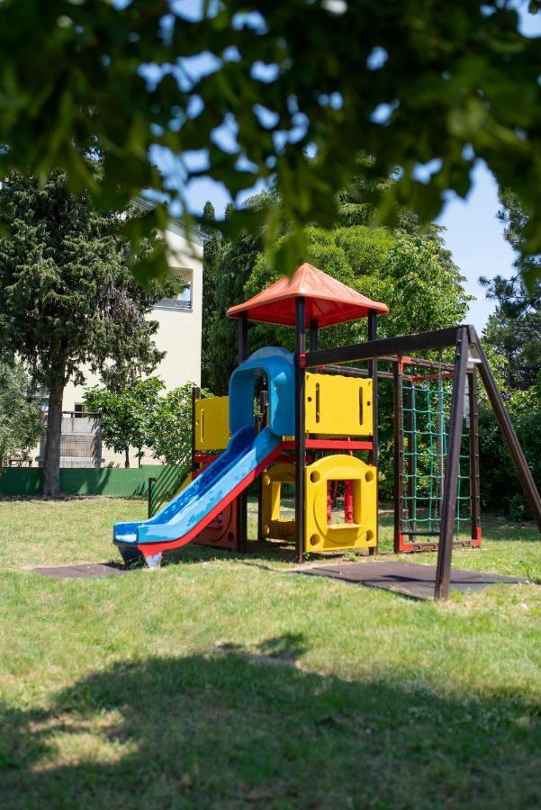 Apartment Nina Ровин Екстериор снимка