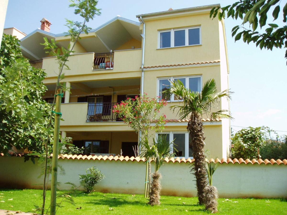 Apartment Nina Ровин Екстериор снимка
