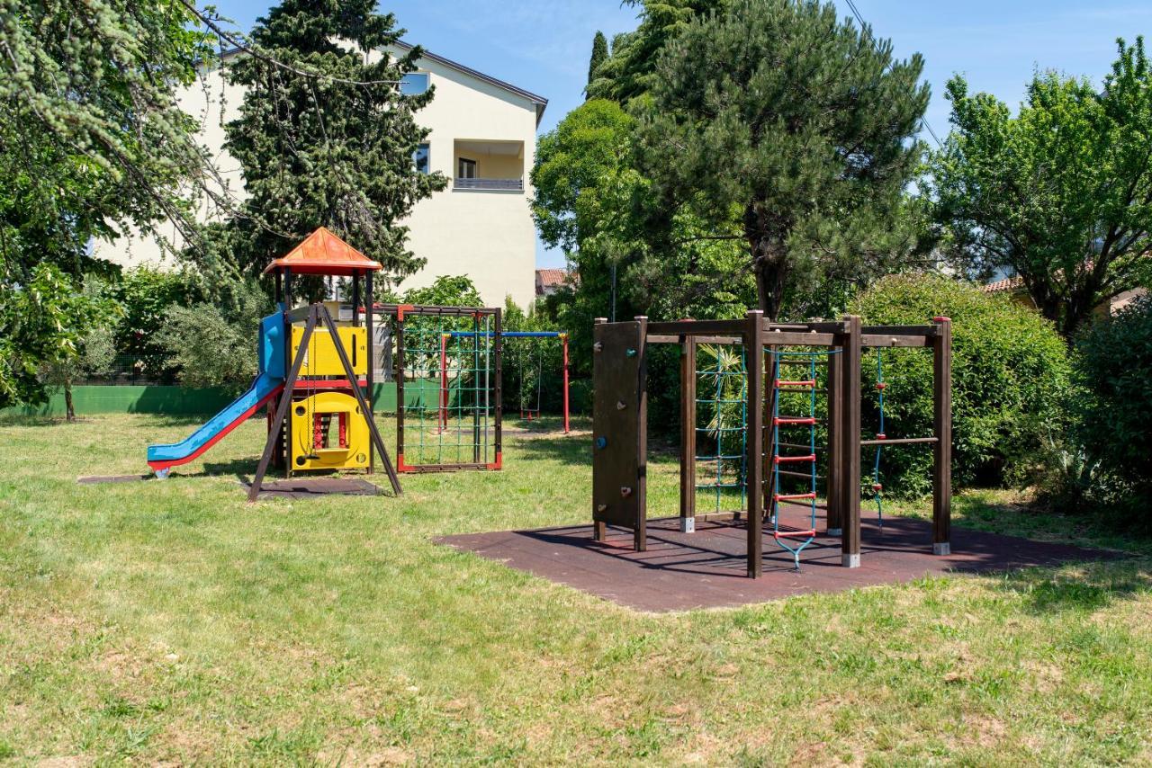 Apartment Nina Ровин Екстериор снимка