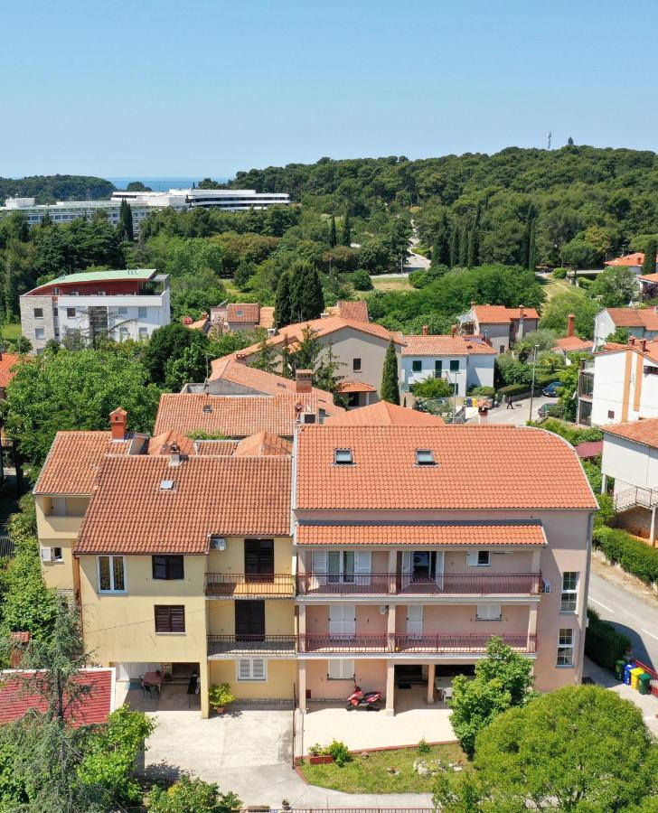 Apartment Nina Ровин Екстериор снимка