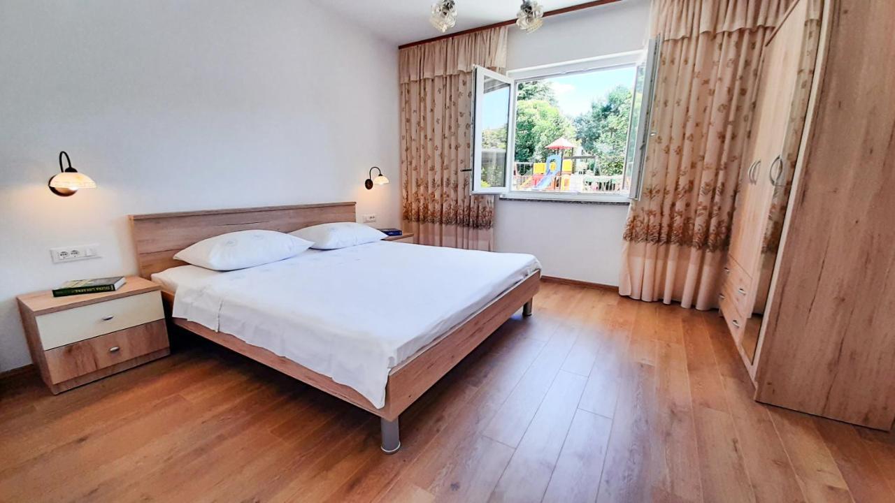 Apartment Nina Ровин Екстериор снимка