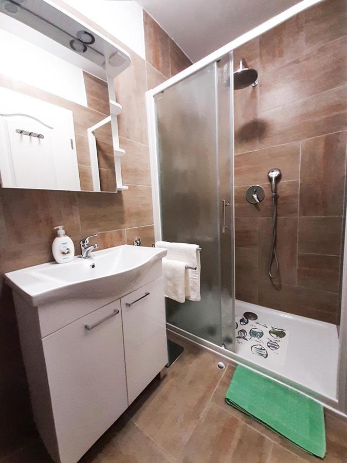 Apartment Nina Ровин Екстериор снимка