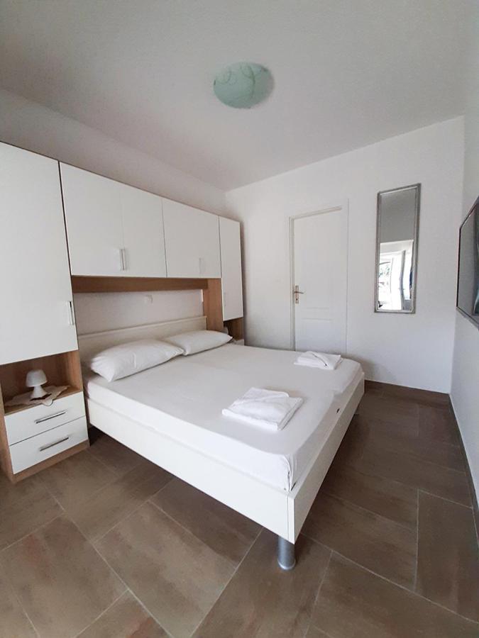 Apartment Nina Ровин Екстериор снимка