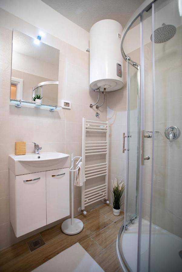 Apartment Nina Ровин Екстериор снимка