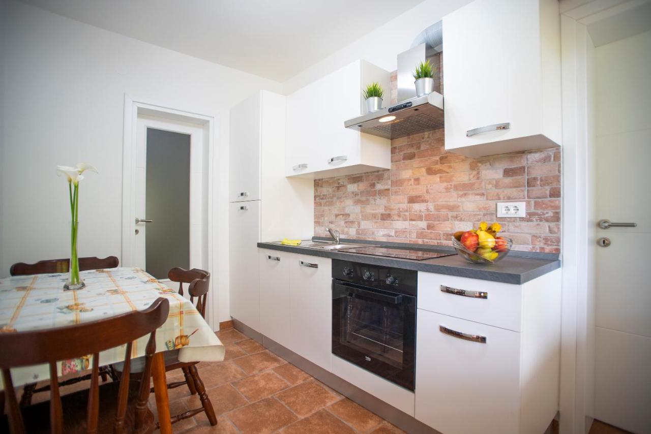 Apartment Nina Ровин Екстериор снимка